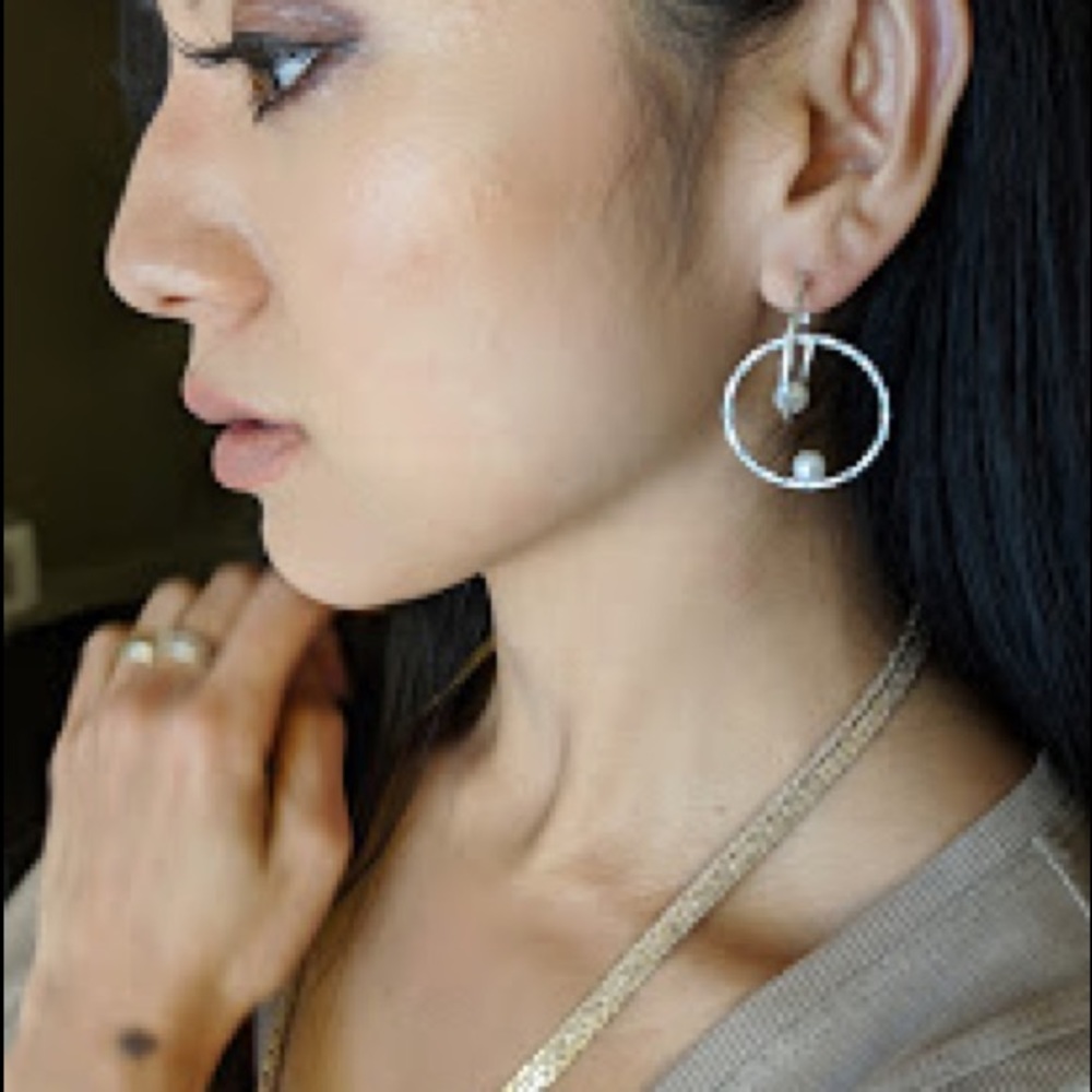 Unique shaped earring - Picture 3 of 3